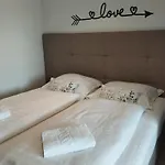 Διαμέρισμα Stunning Woerthersee 16 *